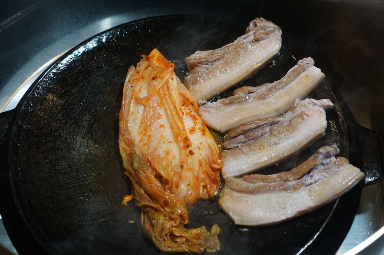 무쇠뚜껑 위에서 굽는 제주 흑돼지 생오겹과 숙성김치