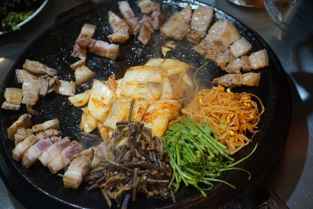 제주 흑돼지 구이와 미나리·고사리·콩나물 상차림
